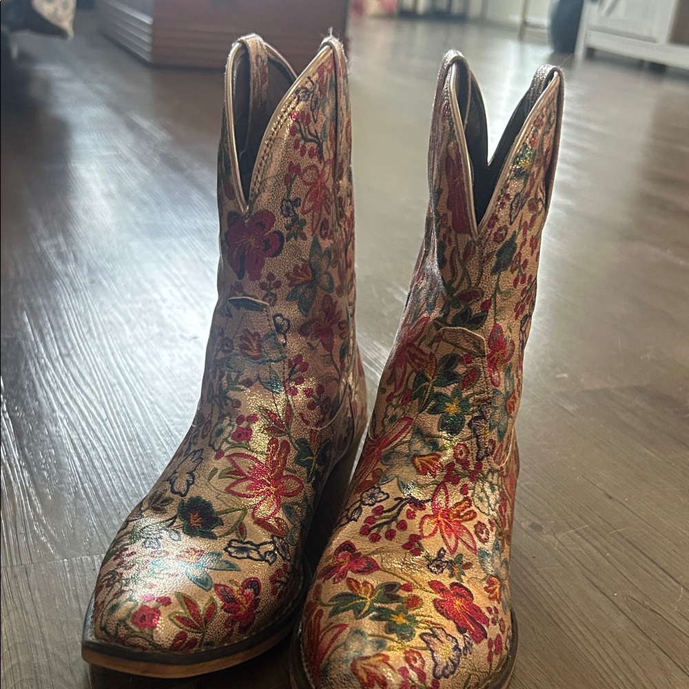 Floral Embroidered Women's Cowboy Boots